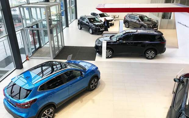 Сколько дилерских центров закрылось в России за год