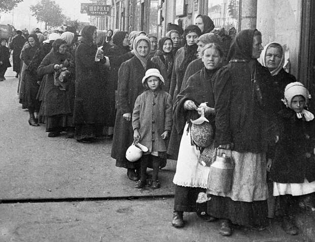 Очередь за продуктами, 1919 год. /Фото: arzamas.academy