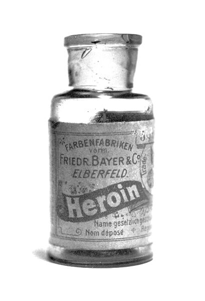 409px Bayer Heroin bottle Топ 9. Самые опасные напитки в мире