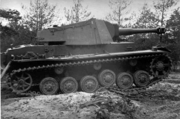Серийная Pz.Sfl. leFH 18 Ausf.A на учениях, хорошо видна работа подвески. Судя по номеру машины, это была вторая САУ батареи - В полушаге от «Хуммеля» | Военно-исторический портал Warspot.ru