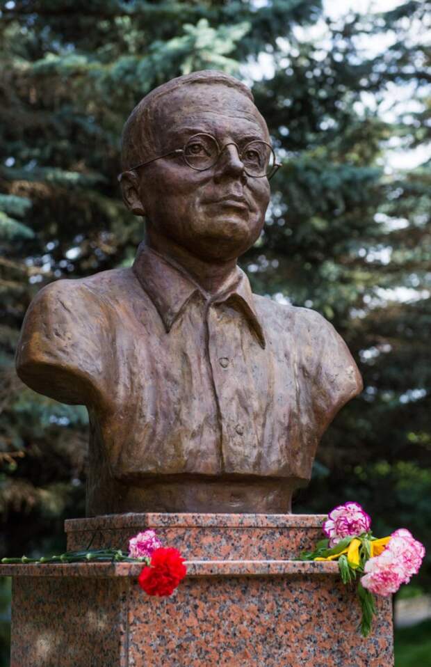 Открытие памятника Николаю Заболоцкому в Тарусе. Фото: пресс-служба правительства Калужской области