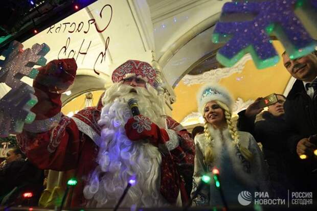 В московском метро запустили новогодний поезд (8 фото)
