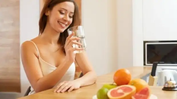 Вначале – пить, потом – есть. 3 случая, когда категорически не стоит пить воду, но большинство всё равно это делает