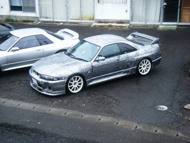 жена-художница разрисовала простым черным маркером машину мужа Nissan Skyline GTR (9)