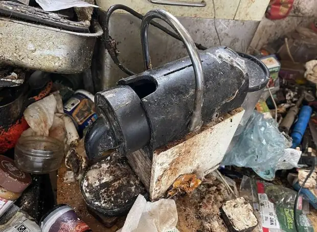 Уборщик показал ужасающие условия внутри дома пожилой пары, где не убирались 20 лет