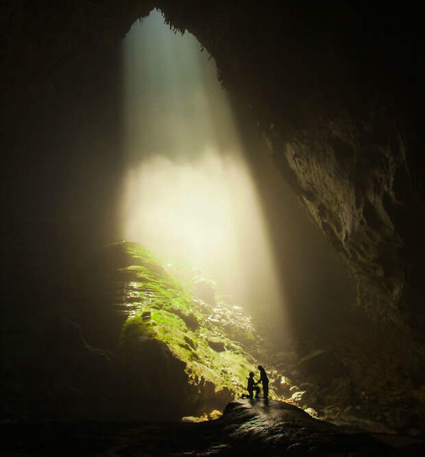 Внутри самой большой пещеры в мире, я опустился на одно колено и попросил мою подругу 6 лет, Леша, чтобы выйти за меня замуж