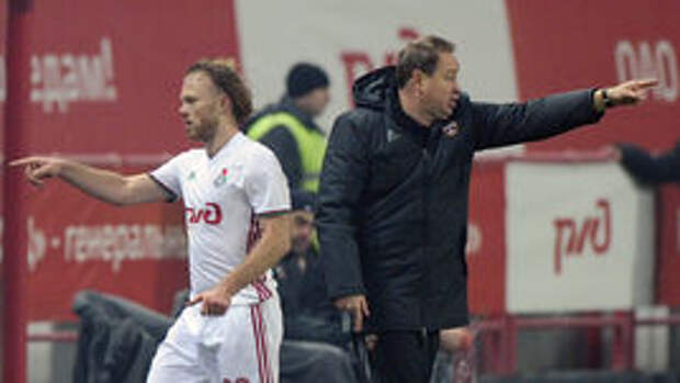 Сегодня. Москва. Черкизово. "Локомотив" - ЦСКА - 1:0. Леонид СЛУЦКИЙ (справа, слева - защитник "Локо" Виталий ДЕНИСОВ).