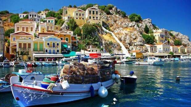 Члены экипажа в Греции выбросили опоздавшего пассажира под винты судна