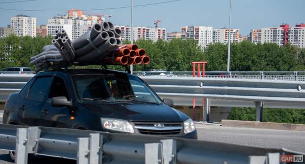 Как правильно поступить, если из кузова грузовика вылетело бревно и попало в автомобиль?