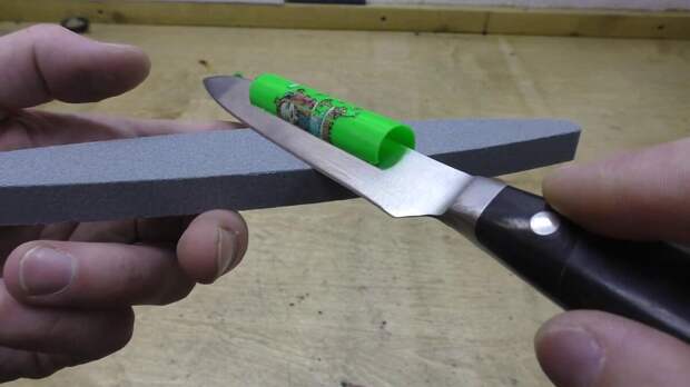 Сейчас покажу один очень простой способ, как можно поправить режущую кромку ножа, а в идеале и заточить его до бритвенной остроты при помощи самого обычного фломастера.-6