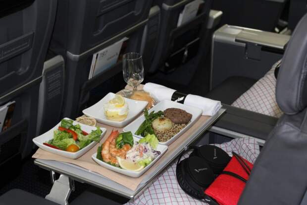 Пассажиры American Airlines остались голодными, увидев, что еду им приготовили 16 месяцев назад