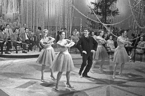 Эдуард Хиль и танцевальный ансамбль «Алые паруса», 1970 год.jpg