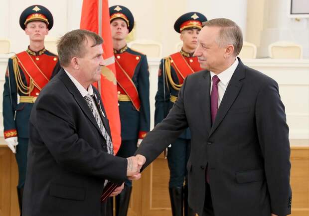 Лучше поздно, чем никогда. Но лучше вовремя. Водителя автобуса, спасшего пассажиров от смерти на переезде, наградили… спустя полтора года