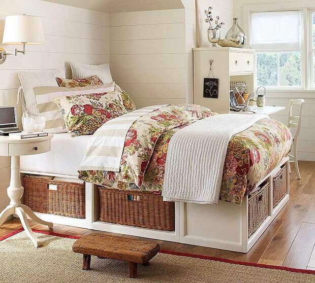 Очень интересное и симпатичное решение для декорирования спальни в оригинальных мотивах.