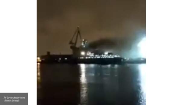 Пожар на северной верфи. Пожар на ледоколе. Капитан крутов судно ейск. Пожар в санкт-петербурге сейчас на адмиралтейских верфях. Пожар на корабле в питере.