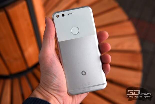 Google Pixel первого поколения - вид сзади