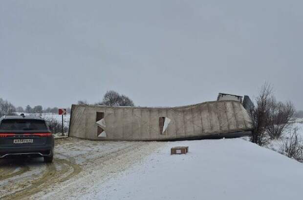 Перевернувшаяся фура перекрыла движение в Касимовском округе