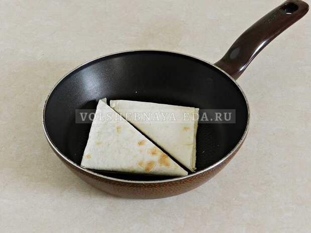 lavash s syrom na skovorode 10