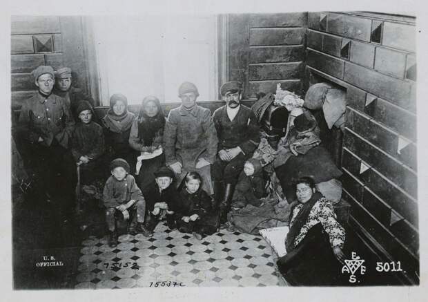 Семья беженцев от большевиков, которая на две недели обосновались в доме на железнодорожной станции во Владивостоке