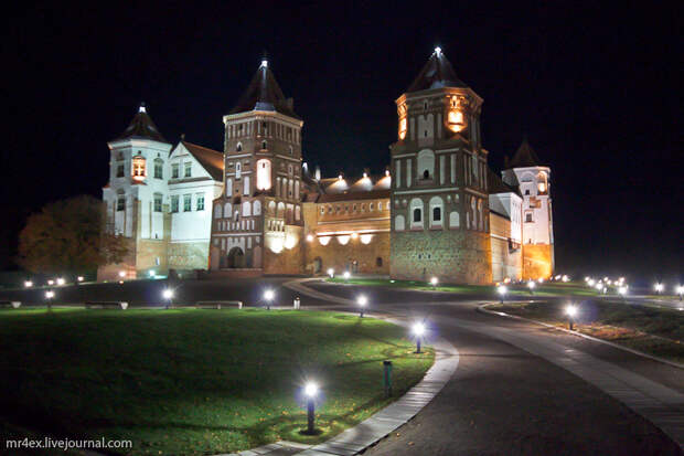 Мирский замок ночью