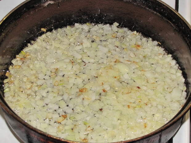 Обжарить на разогретом масле растительном измельченный лук. пошаговое фото этапа приготовления картошки с мясом в горшочках