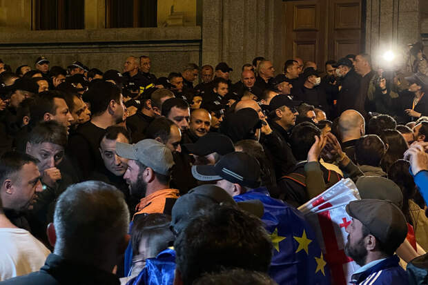 Недовольные законом об иноагентах протестующие направились к дому премьера Грузии