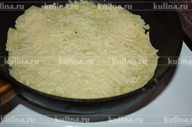 На горячую сковороду налить ложку масла, разложить столовой ложкой картофельную смесь, на среднем огне поджарить сначала с одной стороны.