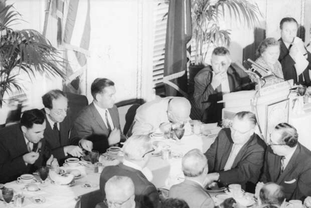 Никита Хрущёв ест дыню во время обеда в Национальном пресс-клубе.