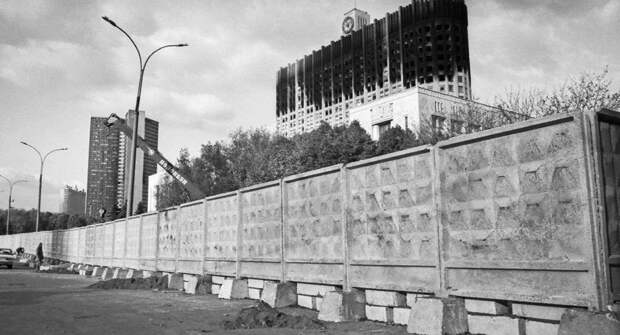 Все в бывшем СССР видели этот забор, но почему он так знаменит? Ответим на этот вопрос