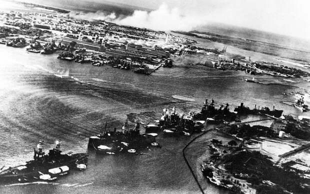 Снимок, сделанный японским фотографом, запечатлел американские корабли в самом начале авиаатаки на Перл-Харбор 7 декабря 1941 года. Несколько минут спустя Перл-Харбор превратился в пылающий ад. Пёрл Харбор, история, факты