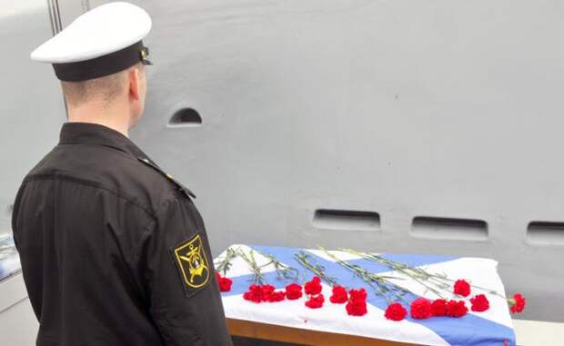 На фото: цветы у легендарной Краснознаменной подводной лодки "К-21" времен ВОВ, в память о 14 моряках-подводниках, погибших при пожаре на глубоководном научно-исследовательском аппарате в водах РФ 1 июля