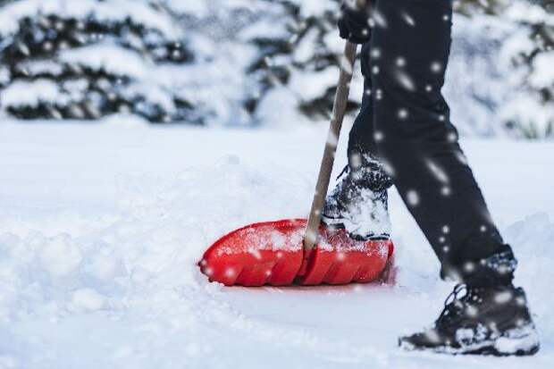 Врач оценил пользу уборки снега для организма