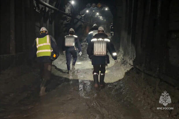 На руднике «Пионер» нашли подтопления. Но 13 застрявших горняков могут все еще быть живы