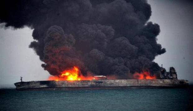 Снова атакован танкер, пытавшийся прорвать блокаду в Ормузском проливе (ВИДЕО)