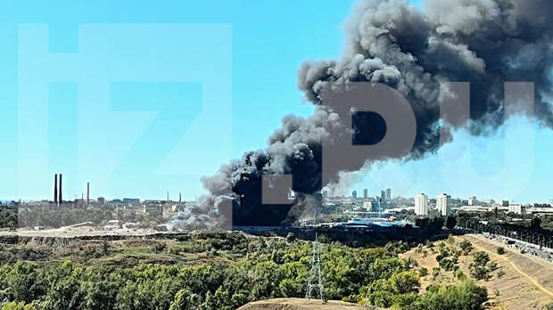 Площадь пожара на рынке в Волгограде увеличилась до 3000 квадратных метров