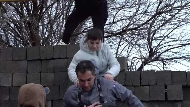 Корреспондент "Известий" спас ребенка во время ливней в Дагестане