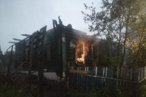 Семь человек погибли в сгоревшем доме в Томской области