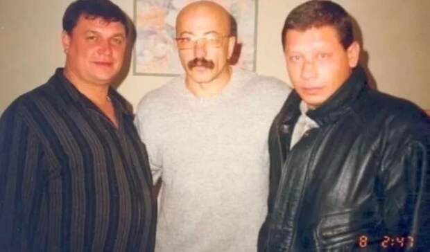 Я терпеть не могу 90-е за их фатальную безнадежность, когда в самом воздухе так явственно ощущалось, что нашей стране пришел конец.-8