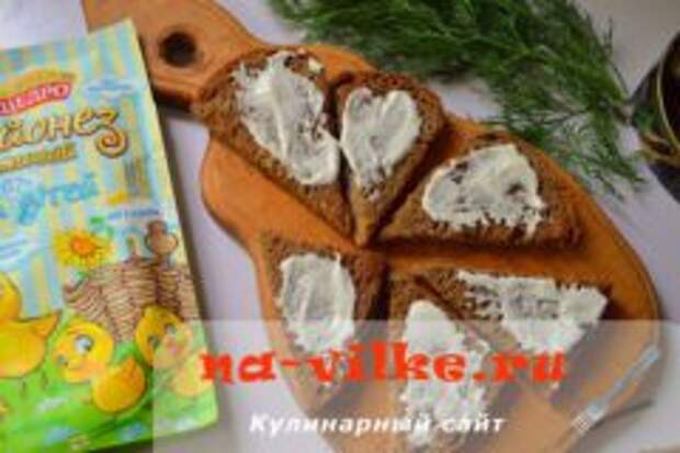 Закуска на чесночных гренках со шпротами