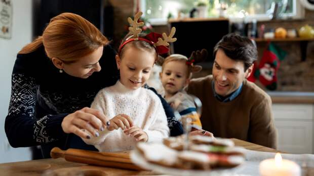 Как провести новогодние праздники с близкими: 5 идей для отдыха с семьёй