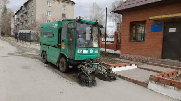 В Барнауле 83 единицы техники мыли дороги и тротуары 16 апреля