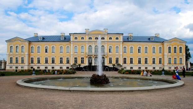 Рундальский дворец - барочный дворцовый комплекс в Латвии.Построен  в 1730-х (700x396, 60Kb)