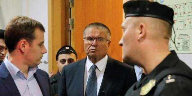 Суд арестовал $1 млн и 280 млн рублей на счетах Улюкаева