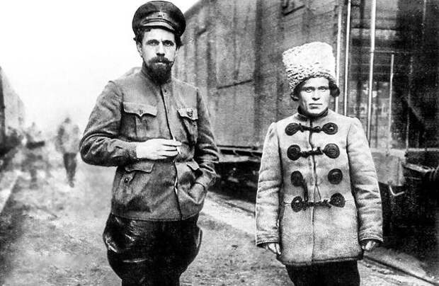 С Махно (справа)