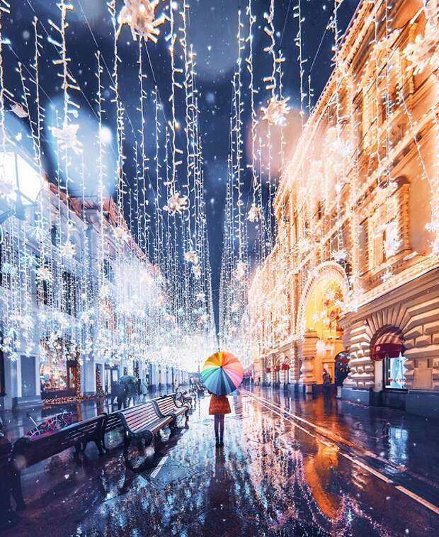 Небольшой дождь не может испортить предновогодний облик старой Москвы, которая готовится к встрече Нового Года.