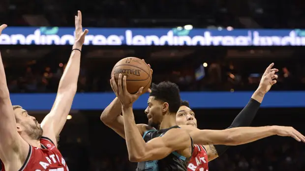 «Шарлотт» одолел «Торонто» в НБА благодаря броску Лэмба в конце матча