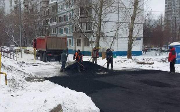 Фото дня: снег, холод, а в Москве кладут асфальт