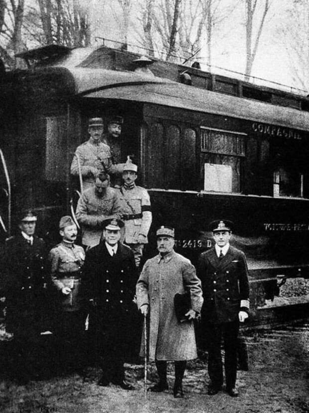 Представители союзников при подписании Первого компьенского перемирия. Фердинанд Фош, второй справа, около своего вагона в Компьенском лесу. Фото: Jan Dąbrowski «Wielka wojna 1914-1918»