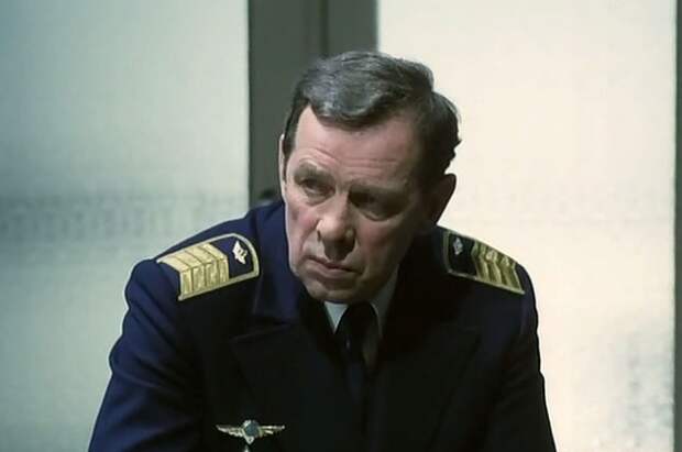 Георгий Жжёнов сыграл в картине роль командир экипажа Ту-154.