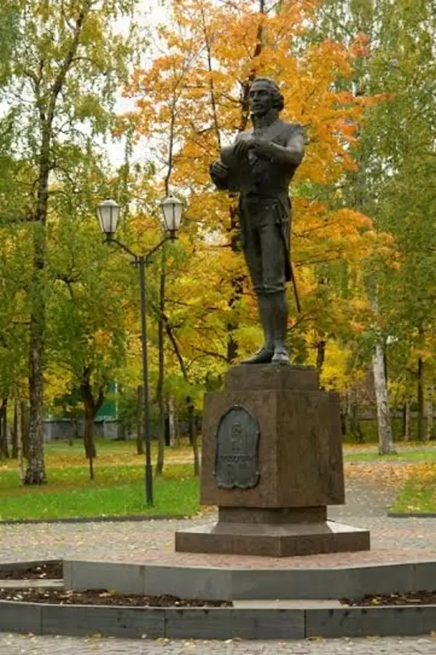 Державин памятник. Державин памятник Петрозаводск. Памятники Державину Гавриилу Романовичу. Памятник г р Державину в Петрозаводске. Гаврила Романович Державин памятник Петрозаводск.